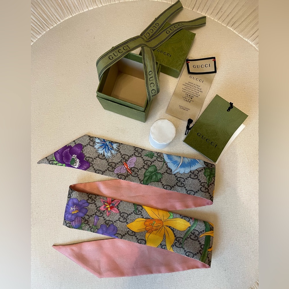 GUCCI GG FLORA PRINT SILK NECK BOW